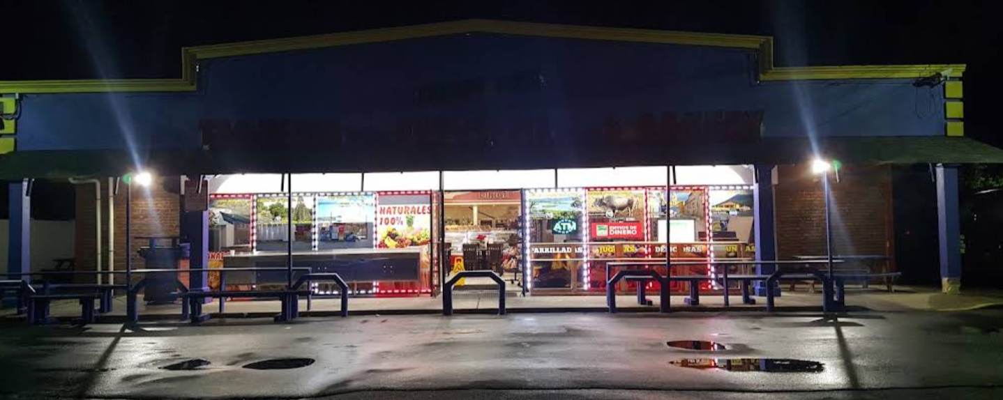 Texan Food restaurant in Long Island at night